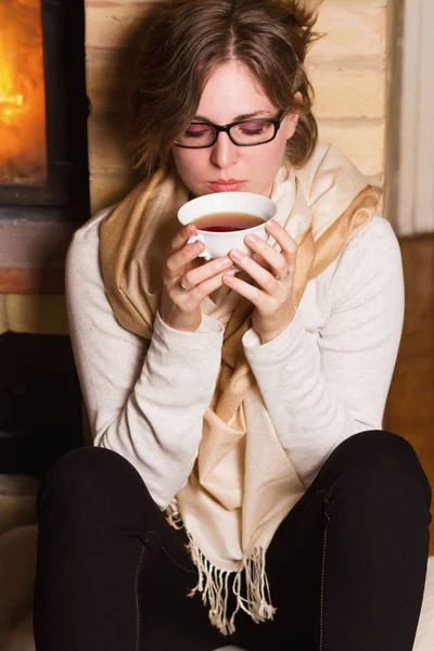 Giovane donna che beve tè — Foto Stock