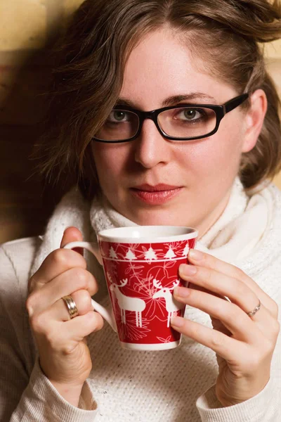 Giovane donna tenere tazza di Natale — Foto Stock