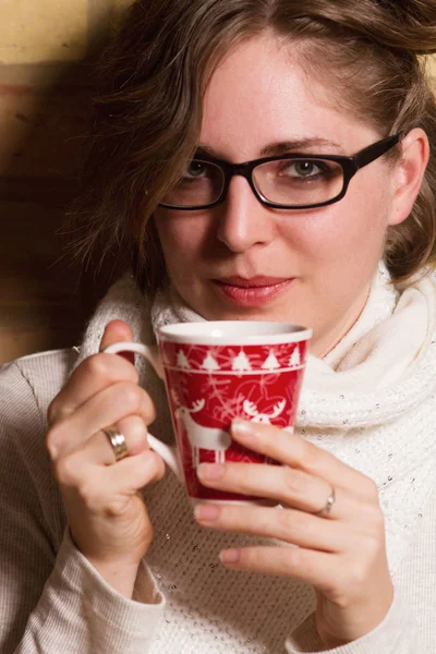 Young woman hold Xmas mug — стоковое фото