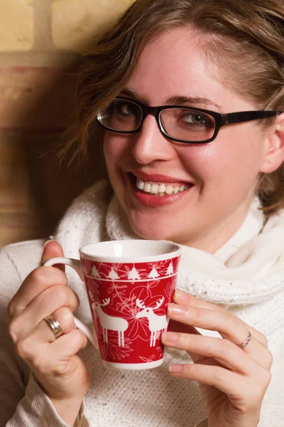 Young woman hold Xmas mug — стоковое фото
