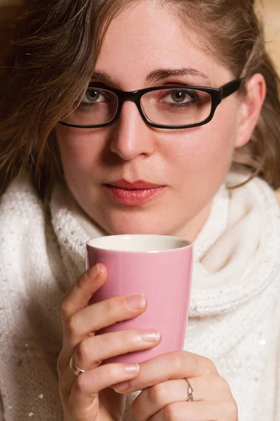 Giovane donna che beve tè — Foto Stock