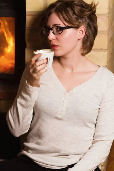 Молодая женщина пьет кофе — стоковое фото