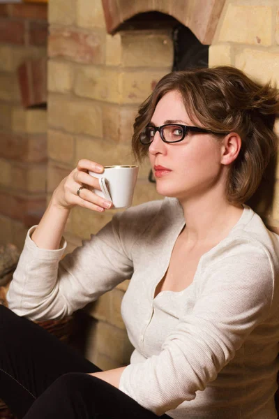 Giovane donna che beve caffè — Foto Stock