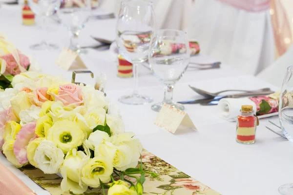 Свадебный стол с цветами — стоковое фото