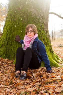 sonbahar mevsiminde parkta vakit kadın