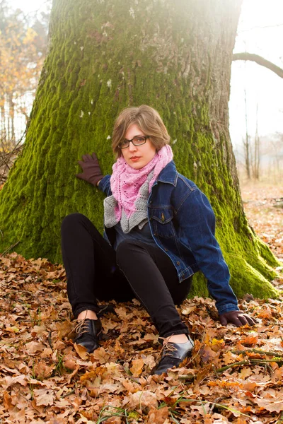 Woman spending time in park during autumn season — Stock Photo, Image