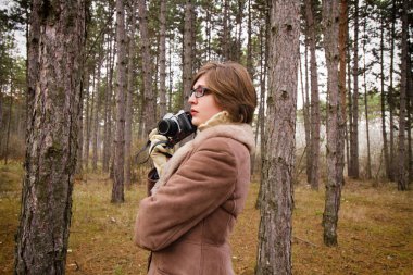 genç kadın alarak fotoğraf ormanda