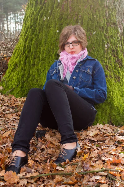 Woman spending time in park during autumn season — Stock Photo, Image