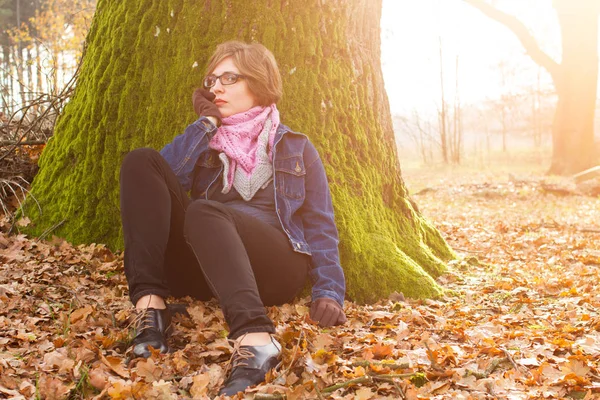 Mujer pasar tiempo en el parque durante la temporada de otoño — Foto de Stock