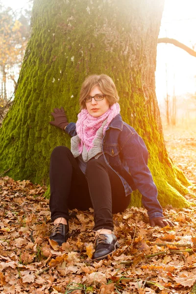 Woman spending time in park during autumn season — Stock Photo, Image