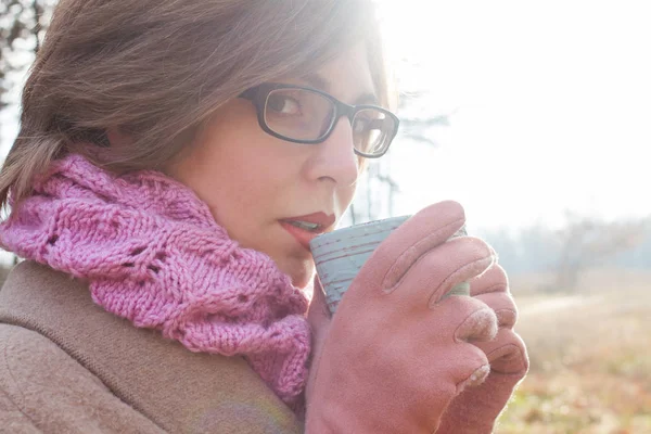 Woman drinking outdoor — Stock Photo, Image