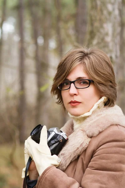 Young woman taking photo in the forest — Stock Photo, Image