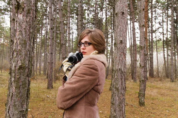 genç kadın alarak fotoğraf ormanda