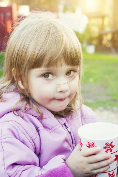 紅茶のカップを持つ子少女 — ストック写真