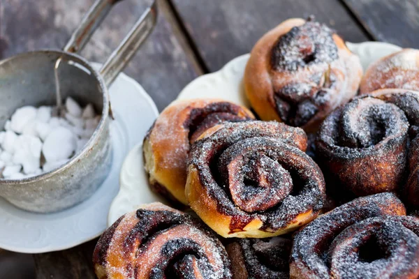 tatlı rulo tarçın ve çikolata ile