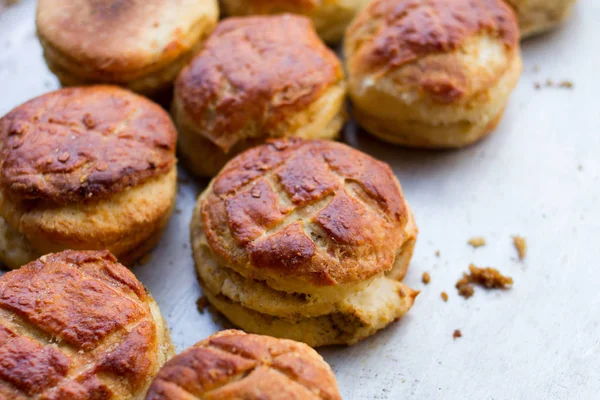 taze pişmiş çörekler yığını