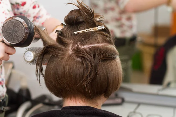 Friseur trocknet dem weiblichen Kunden das nasse Haar — Stockfoto