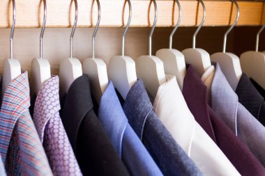 Erkek gömlek üzerinde askıları