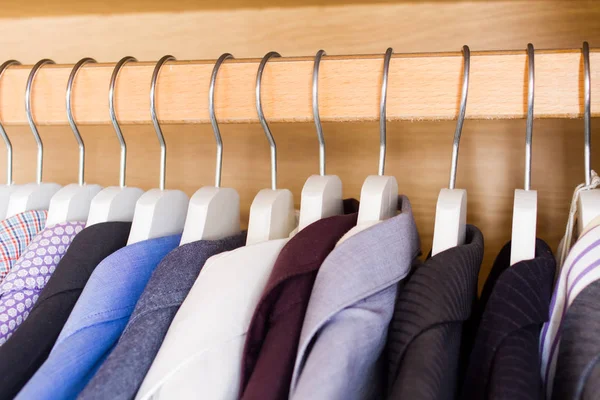 Mannen shirts op hangers — Stockfoto