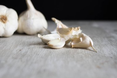 antika ahşap masa sarımsak