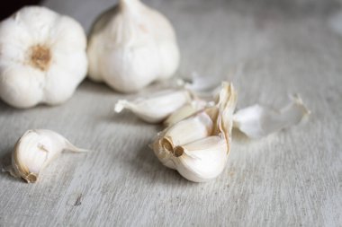 antika ahşap masa sarımsak