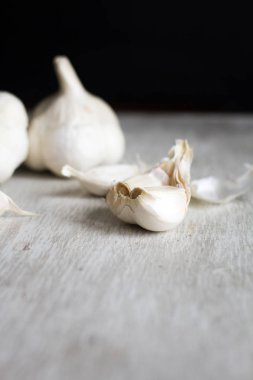 antika ahşap masa sarımsak