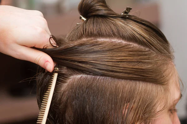 Cabeleireiro pente cabelo molhado do cliente fêmea — Fotografia de Stock