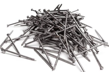 metal çivi üzerine beyaz izole