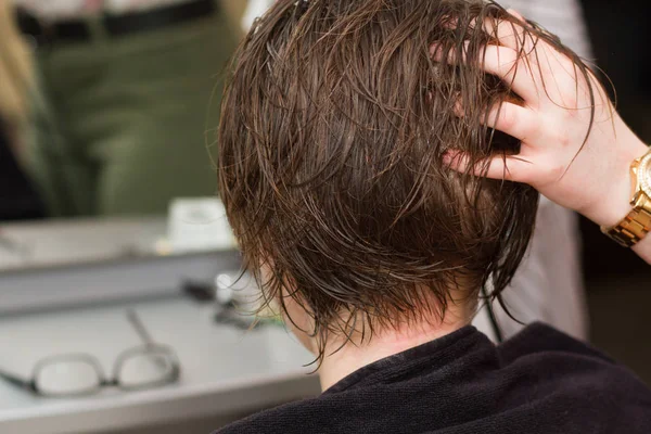 Friseur trocknet dem weiblichen Kunden das nasse Haar — Stockfoto