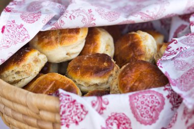 sepet tablo üzerinde ev yapımı çörekler