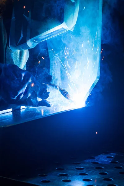 Welder uses torch — Stock Photo, Image