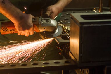 Elektrik değirmeni kullanarak fabrika işçisi