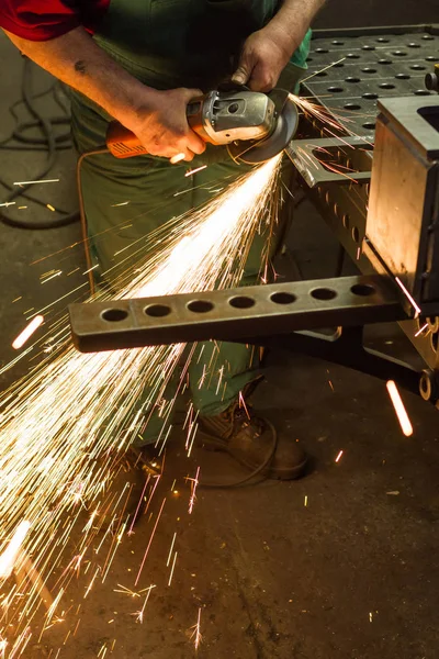 Operaio di fabbrica utilizzando smerigliatrice elettrica — Foto Stock