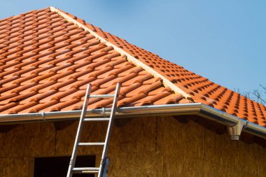 Yeni kırmızı kiremitli modern çatı