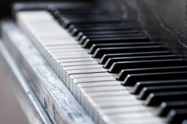 Seçici odaklı eski bir piyano tuşuna yakın çekim