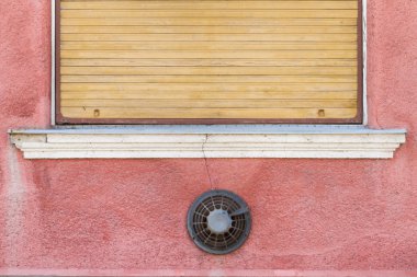 Sarı kepenkli kırmızı grunge duvar