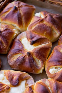 Tatlı süzme peynirli taze çörekler.