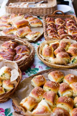Taze tuzlu ve tatlı ev yapımı çörekler masada.