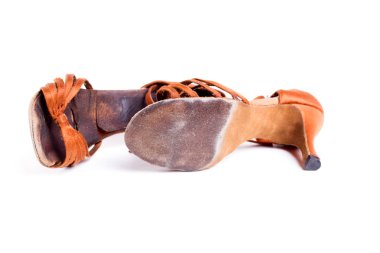 yıpranmış latin balo salonu dans ayakkabı - izole çift portre çekim