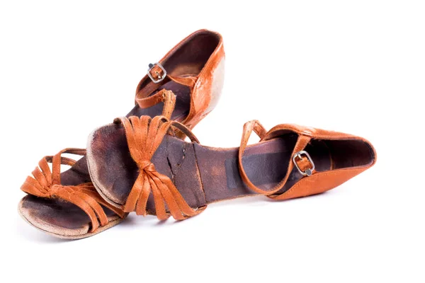 使い古されたラテン社交ダンスの靴のペアのクローズ アップ ショット — ストック写真