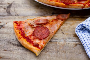 Pizza dilimi köfte ve pastırma ile