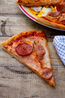 Pizza dilimi köfte ve pastırma ile