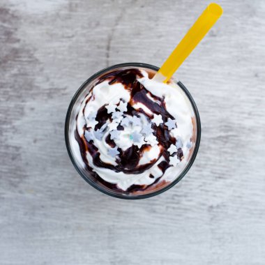 çikolata meşrubatını yıldız ile