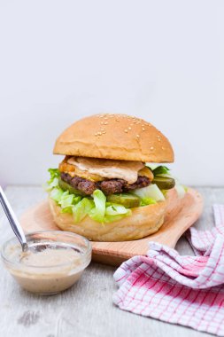 lezzetli hamburger ve sosu