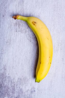 ahşap üzerine taze muz