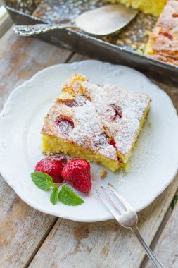 Ahşap üzerine Çilekli pasta