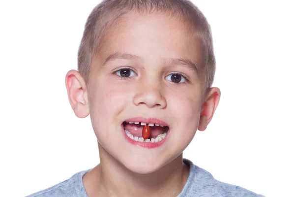 Menino comendo um comprimido de vitamina — Fotografia de Stock