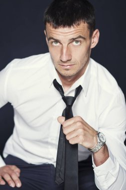 Yakışıklı genç iş adamı.