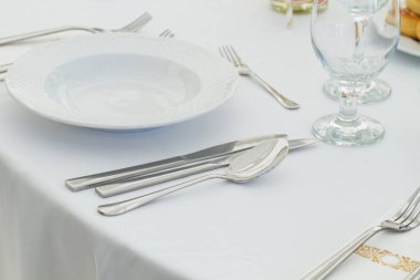 Tablo ayarı kaşık, bıçak, tabak ve bardak