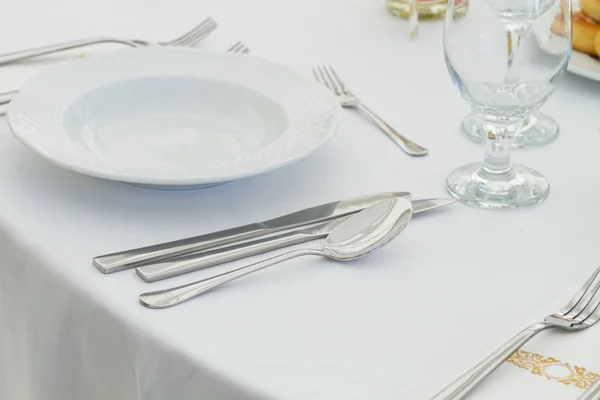 Mesa con cuchara, cuchillo, platos y vidrio —  Fotos de Stock